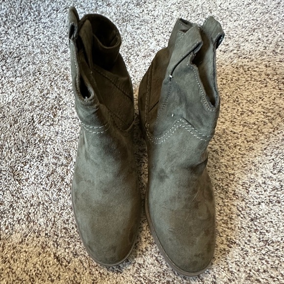 Boots - Picture 1 of 5